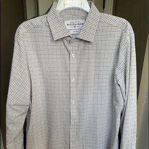 Mizzen + Main size large, trim fit dress shirt